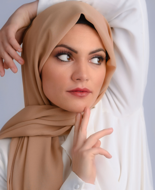 Hijab chiffon dengan lipatan yang elegan
